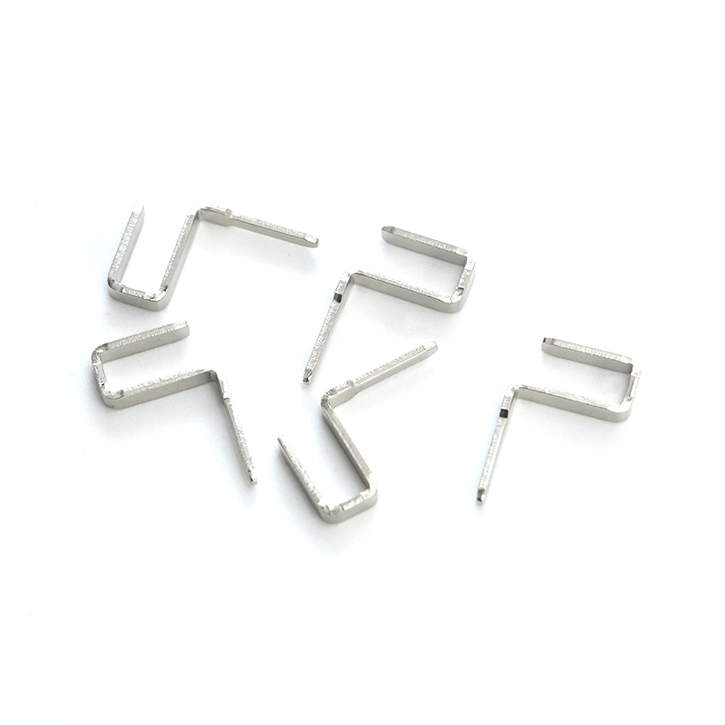 Pinos de cobre em lata