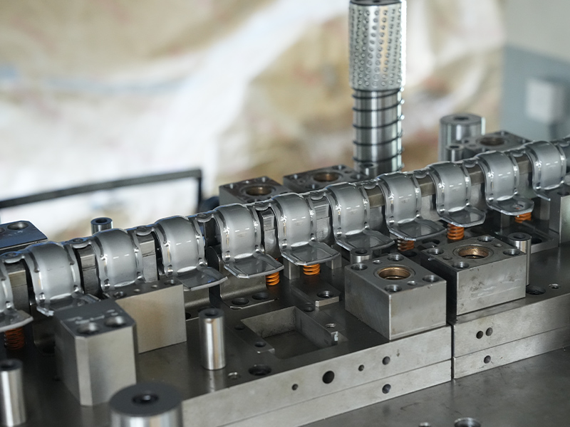 O que acontece dentro de uma fábrica para fazer peças de carimbo de metal?